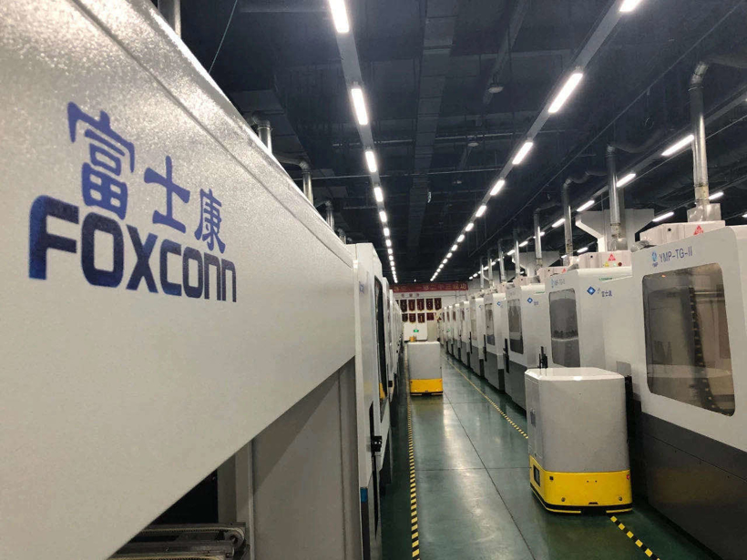 一年净赚近200亿，“代工巨头”富士康能否实现苹果与戴森的未竟理想？